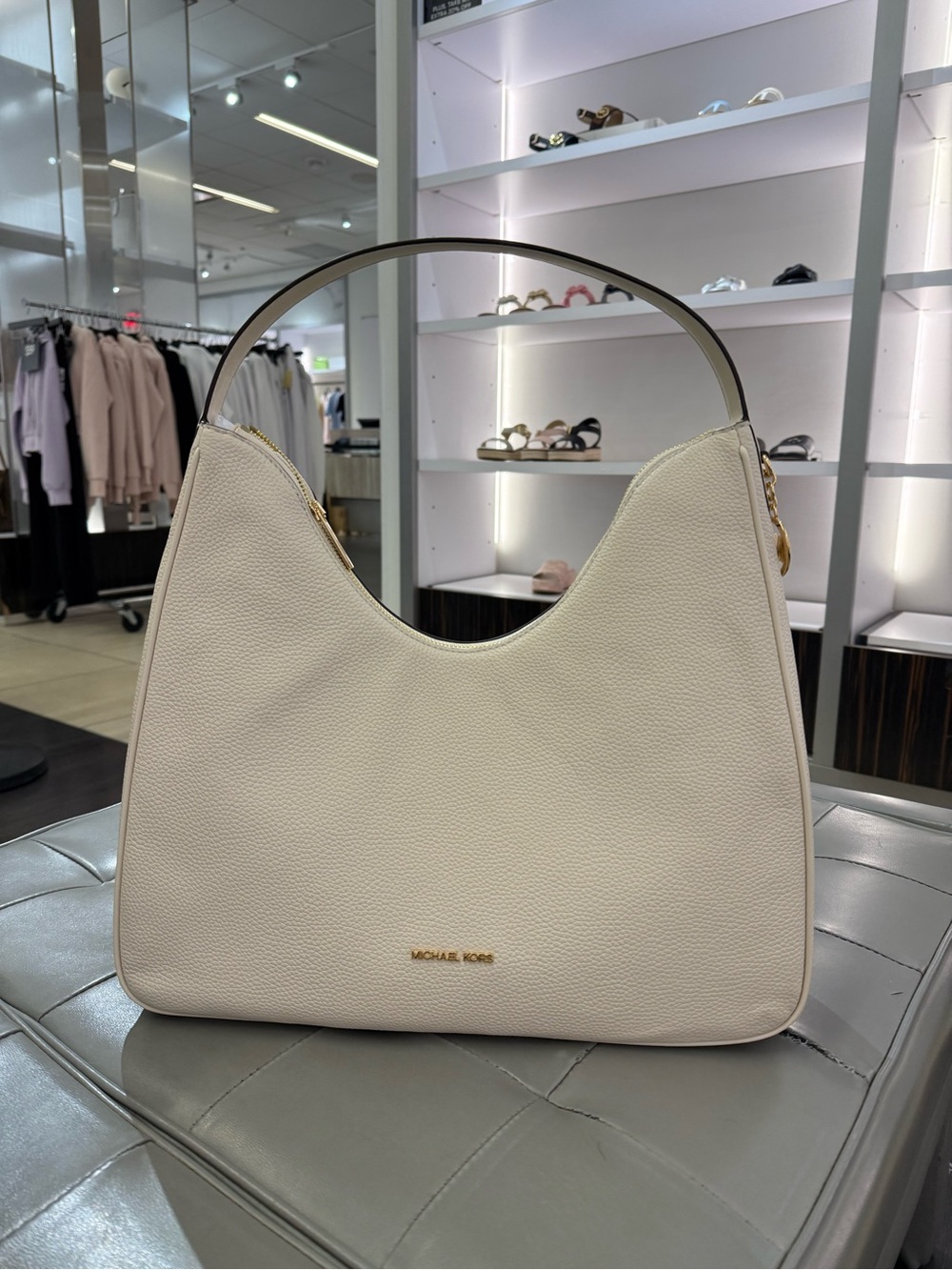 MICHAEL KORS OUTLET Nayla Medium Pebbled Leather Shoulder Bag light cream